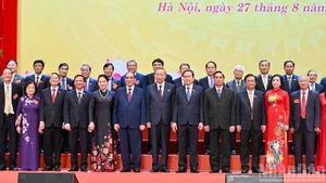 越共中央总书记苏林和各位代表合影。