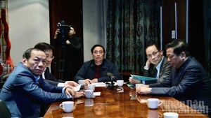 越南政府总理范明正从南非主持召开关紧急视频会议。