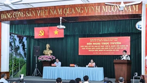 越南国家主席梁强同古芝和旭门两县选民进行接触交流。