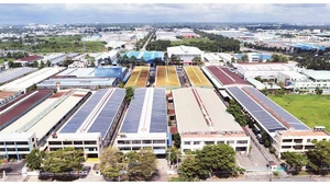 在胡志明市新造工业区的企业安装屋顶太阳能。