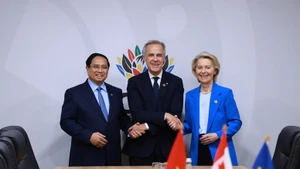 范明正总理和加拿大总理卡尼、欧盟主席乌尔苏拉·冯德莱恩。图片来源：baochinhphu.vn）