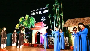 义安省威任民歌表演。（图片来源：tapchisonglam.vn）