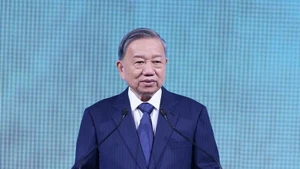 苏林总书记在论坛上发表讲话。