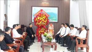 林同省工作代表团向藩切教区主教座堂和藩切教区主教、越南主教委员会秘书长杜孟雄致以节日祝福。（图片来源：越通社）