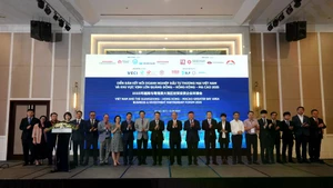 与会代表合影。（图片来源：kinhtedothi.vn）