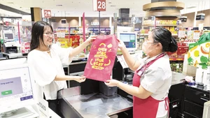 永旺越南超市系统收银台提供袋子租赁服务。