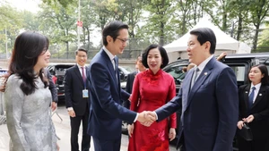 越南常驻联合国代表团团长、大使杜雄越迎接国家主席梁强和夫人。