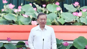 苏林总书记主持会议。（统一 摄）