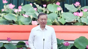 苏林总书记主持会议。