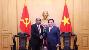 越共中央政治局委员、胡志明国家政治学院院长、中央理论委员会主任阮春胜会见新加坡驻越南大使贾雅·拉特南。（图片来源：越通社）