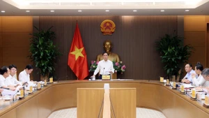 范明正总理主持会议。（图片来源：baochinhphu.vn）