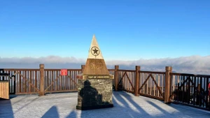 2025年圣诞节霜冰覆盖番西邦峰。（图片来源：baomoi.com）