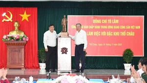 苏林总书记向土洲特区党部、政府赠送纪念品。（图片来源：qdnd.vn）