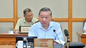 苏林总书记主持会议。