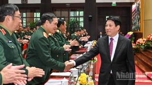 国家主席梁强和与各位代表出席会议。