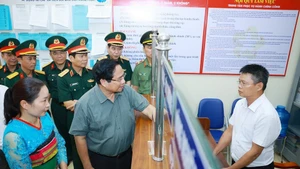 范明正总理视察清化省山区边境乡钵默行政审批工作。（图片来源：越通社）