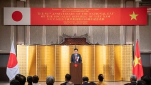 越南驻日本大使范光效在仪式上发表讲话。（图片来源：越通社）