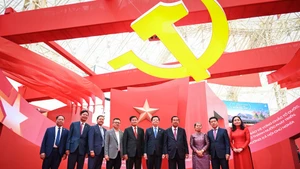 老挝国家主席通伦·西苏里和柬埔寨人民党主席、参议院主席洪森亲王参观《党旗照亮前行之路95周年展》【组图】