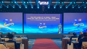 2020-2025年任期第七届越南纺织协会大会及2025年行业总结会议场景。