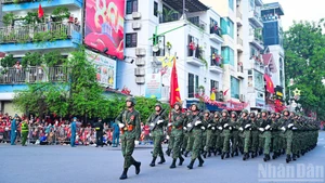 越南人民军战士在欢呼声中骄傲地穿过首都各条街道【组图】