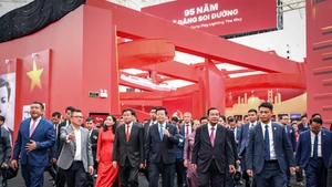 老挝国家主席通伦·西苏里和柬埔寨人民党主席、参议院主席洪森亲王，以及各位代表参观《党旗照亮前行之路95周年展》。