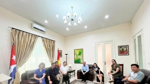 摄制组与古巴驻越南大使馆会面。（图片来源：越南电视台）