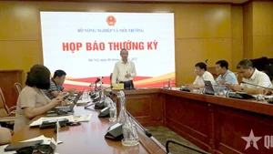冯德进副部长在农业与环境部例行记者会上发表讲话。（图片来源：qdnd.vn）