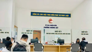 附图：河内市黄烈坊政府为人民提供服务。
