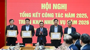 越共中央书记处常务书记、中央党机关党委书记陈锦秀向2025年出色完成任务的集体颁发奖状。