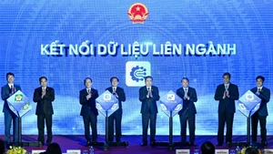 国会主席陈青敏和代表举行国家法律门户网站的启动仪式。