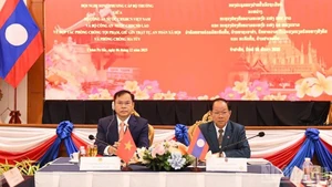 阮文隆上将和坎金·富拉玛尼翁上将共同主持会议。