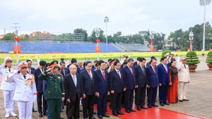 党和国家领导、前领导人缅怀胡志明主席。