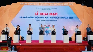 2025年越南出口商品品牌交易会开展仪式。（图片来源：thuonghieuvaphapluat.vn）
