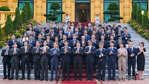 梁强主席和各位代表合影。
