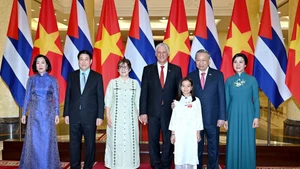 越南国家主席梁强和夫人，越共中央总书记苏林和夫人，古巴共产党中央委员会第一书记、古巴共和国主席米格尔·迪亚斯-卡内尔·贝穆德斯和夫人合影。