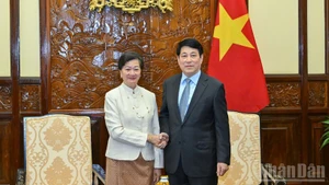 越南国家主席梁强会见柬埔寨驻越南大使谢金塔。