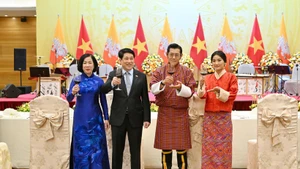 越南国家主席梁强和夫人为不丹国王吉格梅和王后访越举行招待会。
