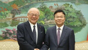 越南政府副总理黎成龙会见日越友好议员联盟特别顾问武部勤。（图片来源：baochinhphu.vn）