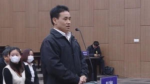 原越南太原省外事厅副厅长陈松出庭受审。