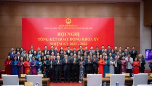 国会主席陈青敏和各位代表合影。（图片来源：quochoi.vn）