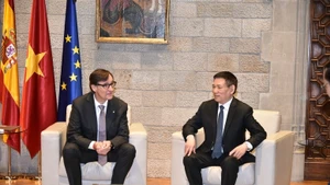 胡德福副总理会见西班牙加泰罗尼亚自治区主席萨尔瓦多·伊利亚。（图片来源：baochinhphu.vn）