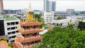 佛迹寺坐落于赛色塔县，其七层佛塔尤为引人注目，每一层都安置一尊安坐于莲台上的佛像，营造出宁静祥和的氛围。（图片来源：越通社）