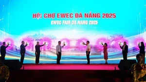 2025年岘港-东西经济走廊贸易旅游和投资国际博览会正式开幕。（图片来源：baomoi.com）