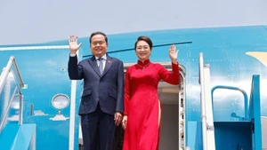 越南国会主席陈青敏和夫人离开河内，启程赴马来西亚出席AIPA-46并对马来西亚进行正式访问。（图片来源：越通社）