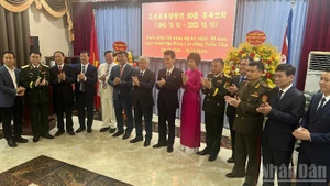 双方代表合影。