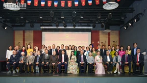 范明正总理和旅居法国越南人社团代表、越南驻法国大使馆官员合影。