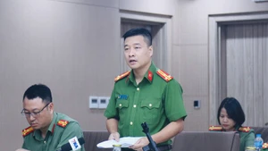 反腐败和经济犯罪调查警察局（C03）副局长武清松中校回答新闻媒体机构记者的提问。（图片来源：tuoitre.vn）