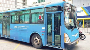 CNG公交车在胡志明市内运营。