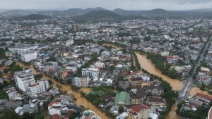 顺化市多条街道水深超过一米。（图片来源：vnexpress.net）