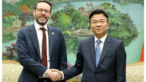 越南政府副总理黎成龙在河内会见英国驻越南大使伊恩·弗鲁。（图片来源：baochinhphu.vn）